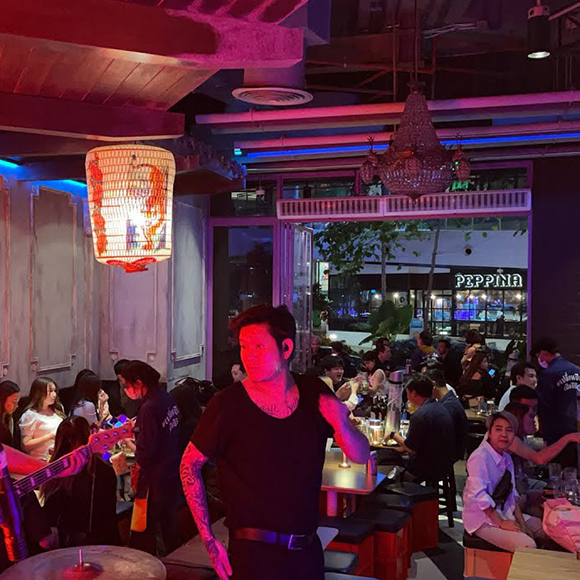 ร้านอาหารที่มีดนตรีสดเปิดดึก เหมาะสำหรับคนนอนดึกและสายไนท์ไลฟ์