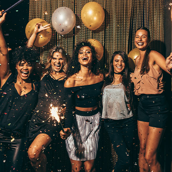 10 แบรนด์เสื้อผ้าผู้หญิงสายแซ่บ สำหรับปาร์ตี้ส่งท้ายปี 2025