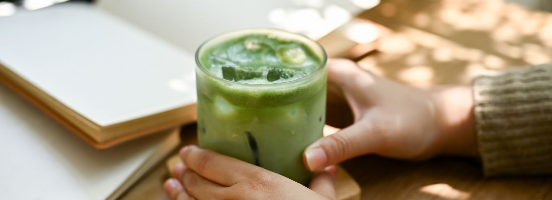 มัทฉะกับชาเขียวต่างกันยังไง? แล้วดื่มอันไหนดีต่อสุขภาพมากกว่ากัน
